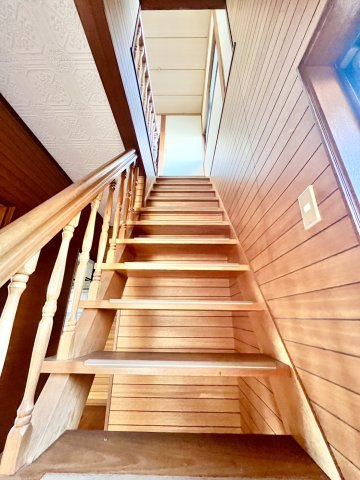 川西市下財町［中古戸建］の内装|階段