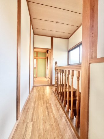 川西市下財町［中古戸建］の内装|2階廊下