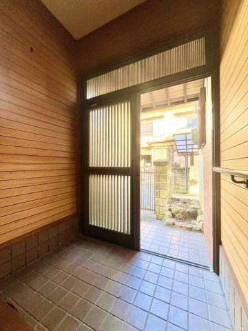 川西市下財町［中古戸建］の玄関