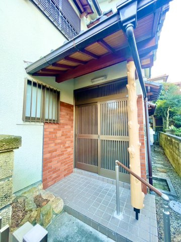 川西市下財町［中古戸建］の玄関