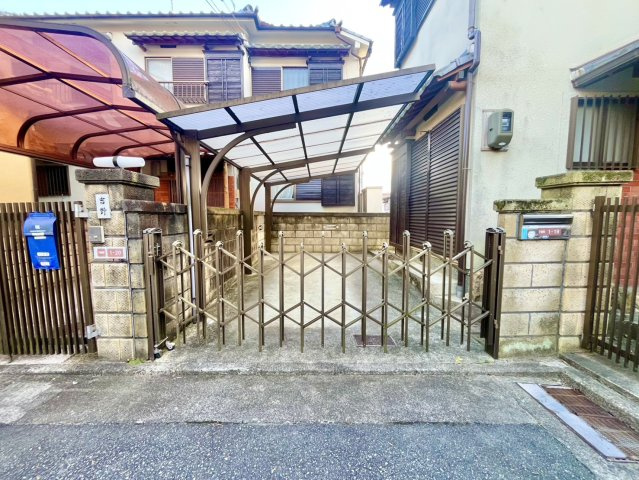 川西市下財町［中古戸建］の駐車場