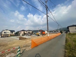 【前面道路含む現地写真】