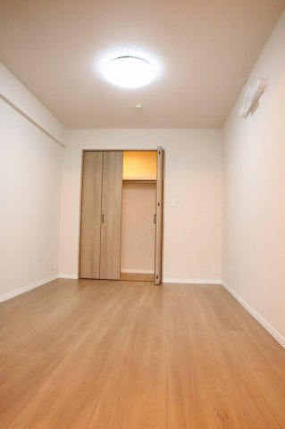 サーパス佐古六番町の洋室|リビング横の洋室