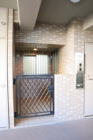 サーパス佐古六番町の玄関|門扉