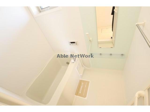 ラヴェスト・コートAの浴室|追い焚き給湯付いてます！嬉しい窓付き！