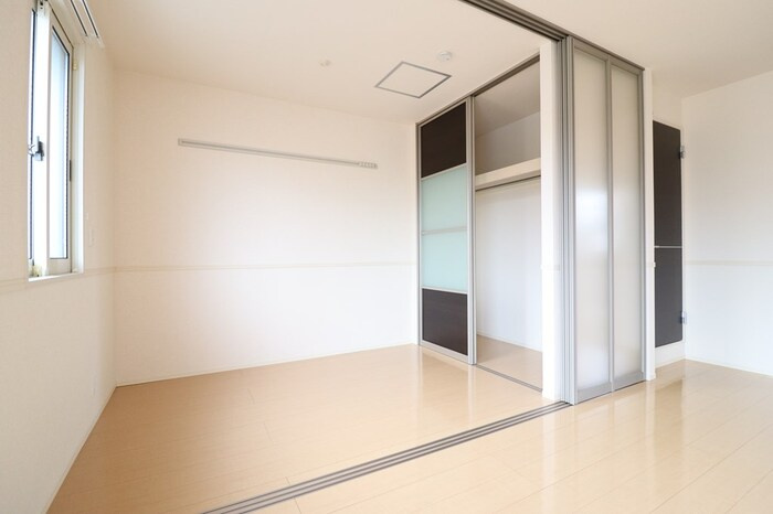 ラヴェスト・コートAの居間・リビング|３帖の洋室