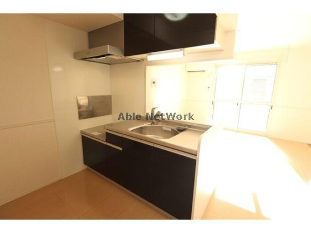 ラヴェスト・コートAのキッチン|リビングが見渡せる対面型キッチンです！