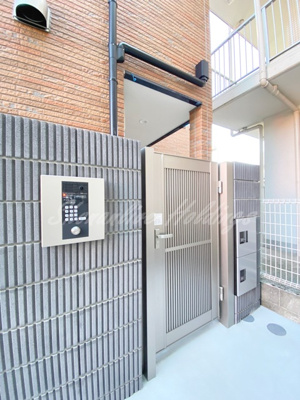 【エントランス】 | ベイルーム県立大学Ⅱ | オートロック付で安心♪