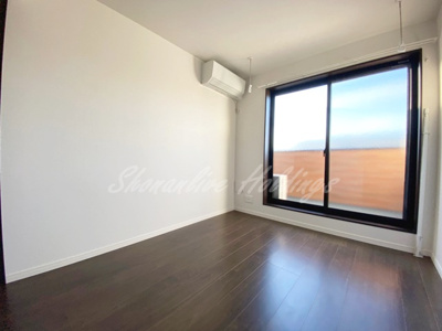 【居間・リビング】 | ベイルーム県立大学Ⅱ | 大きな窓、バルコニーも完備！