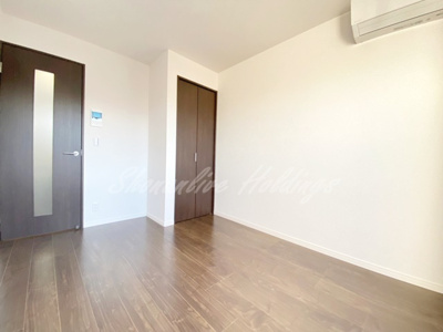 【寝室】 | ベイルーム県立大学Ⅱ | 収納付き洋室♪