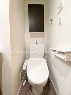 【トイレ】 | ベイルーム県立大学Ⅱ | 収納棚、トイレットペーパーホルダー２つ完備！