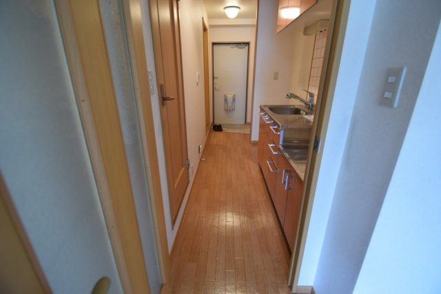 LEO伍拾伍番館の玄関|廊下も長いです。