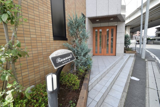 LEO伍拾伍番館のエントランス|きれいな入り口です。