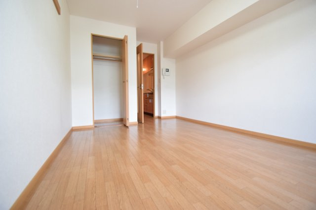 LEO伍拾伍番館の居間・リビング|クロス・フローリングきれいです。