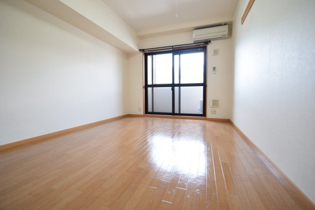 LEO伍拾伍番館の居間・リビング|明るい洋室です。