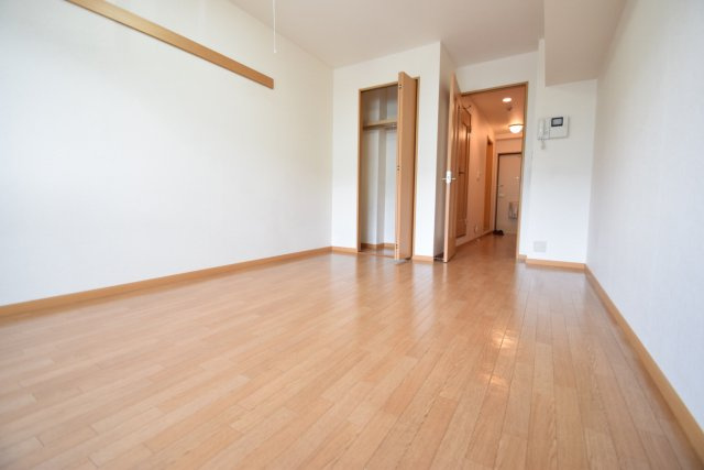 LEO伍拾伍番館の寝室|８．２帖の広いお部屋です。