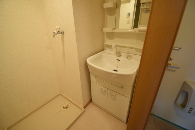 LEO伍拾伍番館の洗面所|洗面台はシャンプードレッサー完備です！