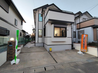 【外観】 | 落ち着いた住宅街に佇むリフォーム済み戸建。外観も整えられ、清潔感のある印象。日当たりの良さが魅力の一邸です。前面道路は広めで車の出し入れもスムーズ。室内は設備一新で快適な暮らしを実現。