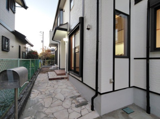 【外観】 | 整った街並みに馴染む玄関外観。外構リフォーム済みで清潔感があり、家族も来客も気持ちよく迎えられます。