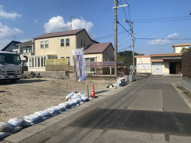 草牟田2丁目　新築戸建ての前面道路含む現地写真