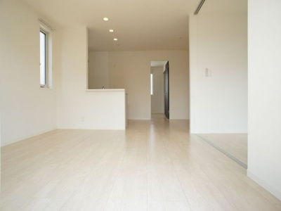 【居間・リビング】 | ヴィヴァーチェⅡ | 快適に過ごせるエアコンと便利な室内物干しが付いています♪