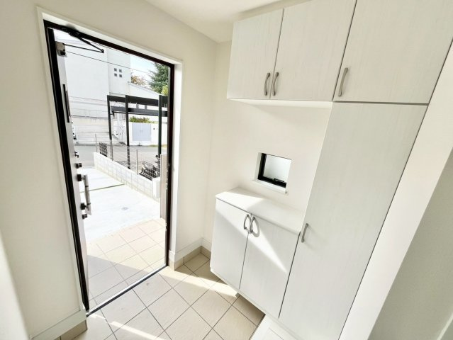 堺市南区高倉台　新築一戸建ての玄関