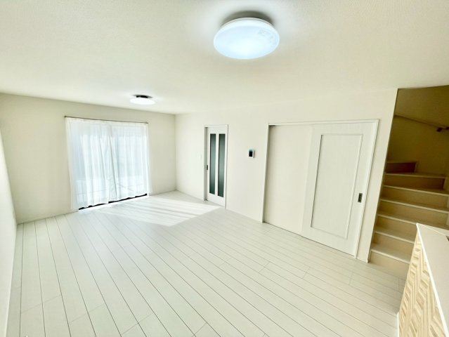 堺市南区高倉台　新築一戸建ての居間・リビング