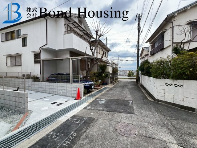 ゆったりランドリースペース確保　千鳥が丘3期全2棟　2号棟の前面道路含む現地写真