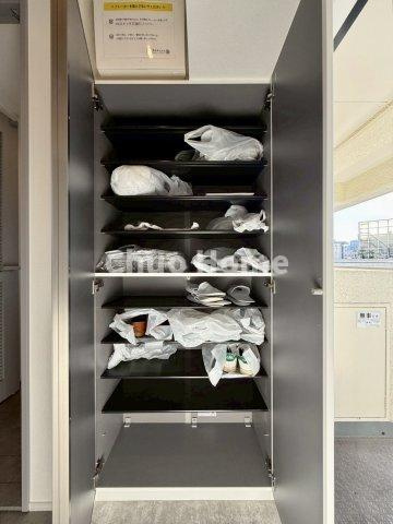 藤和門前仲町コープの玄関|【玄関】玄関には大型のシューズクローゼットを設置しておりますのでいつでもスッキリりとした空間を保てます。玄関周りを清潔に使うのはとても大事なことですよね。