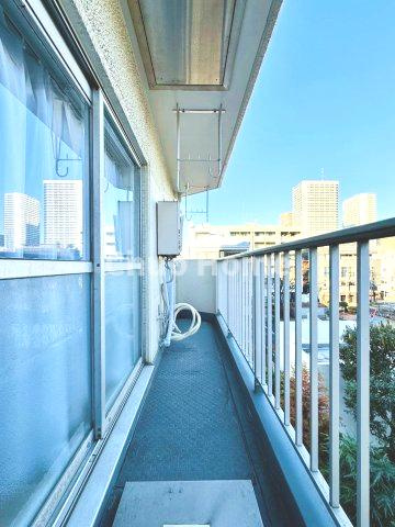藤和門前仲町コープのバルコニー|【バルコニー】幅もあって、奥行きもあるゆとりのバルコニー。洗濯物を干したり乾かしたりだけでなく、ただ出てみるだけでも気持ちいいですよ。