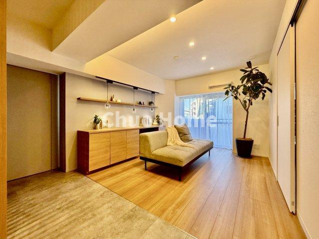 藤和門前仲町コープの居間・リビング|【リビングダイニング】一日の中で多くの時間を過すことになるリビングダイニングだからこそ、いつも穏やかな空間であることが必然。爽やかな通風と採光を存分に感じる事が出来る空間です。