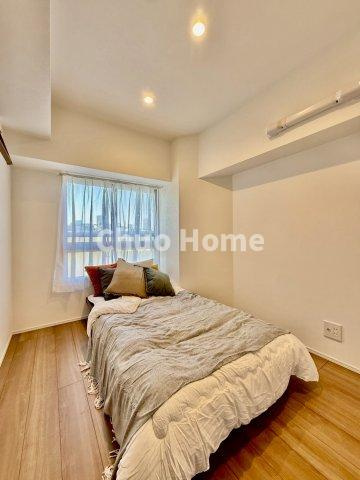 藤和門前仲町コープの寝室|【寝室】心と体をゆったりと安らげる主寝室。寝室のゆとりが大きい分だけ、暮らしの安らぎは深まります。一日の疲れを癒すだけでなく、ご夫婦の親密な語らいを紡ぎ出します