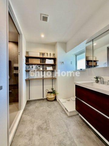 藤和門前仲町コープの脱衣所|【洗面所】明るい洗面所は朝をすっきりさせてくれる空間です。バタバタしている忙しい朝でも収納が多い洗面台では短い時間で効率良く支度ができます。