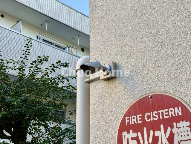 藤和門前仲町コープの防犯設備|【防犯カメラ】何かあった時の大事な証拠になることももちろんなりますが、防犯というくらいですので大事なのは防犯カメラがあることによって抑止力につながることですよね。