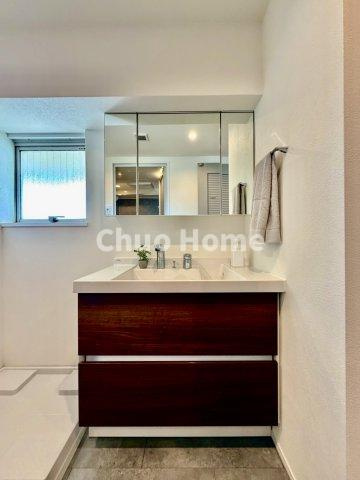 藤和門前仲町コープの独立洗面台|【洗面化粧台】洗面化粧台には三面鏡を採用。身だしなみを整えやすい事はもちろんですが、鏡の後ろに収納スペースを設ける事により、散らかりやすい洗面スペースをすっきりさせる事が出来るのも嬉しいですね