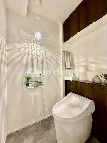 藤和門前仲町コープのトイレ|【トイレ】 収納スペースをしっかりと確保した温水洗浄便座機能付きトイレ。温水洗浄便座は清潔にお使いいただくための大切なアイテムです。