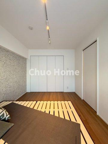 藤和門前仲町コープの洋室|【洋室】快適に過ごす条件は、一人ひとり違います。だからこそ飾り過ぎないシンプルな内装と偏り過ぎないデザインで統一しております。居住していく中でオーナー様だけの【マイホーム】に創り上げて下さい