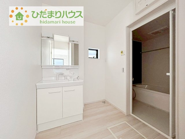 【独立洗面台】 | 我孫子市青山2期　新築戸建　2号棟 | 三面鏡の大きな鏡は憧れます(^^♪
鏡の後ろは収納となっていて、細かいものでも収納できるのでスッキリと整理できます！