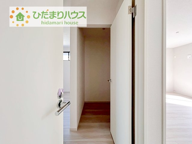 【収納】 | 我孫子市青山2期　新築戸建　2号棟 | 便利な廊下収納があるので掃除機や買いだめする洗面所用品はもちろん、箱買いしたペットボトルまでしまえます(^^)