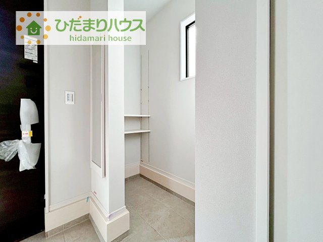 【玄関】 | 我孫子市青山2期　新築戸建　2号棟 | 土間の玄関シューズクロークならアウトドア用品やベビーカーも土汚れを気にせずスッキリ収納できます！