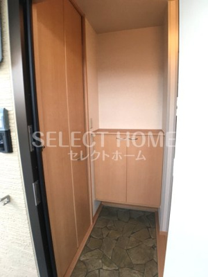 【玄関】 | シャルム大久保 | 収納もある玄関です