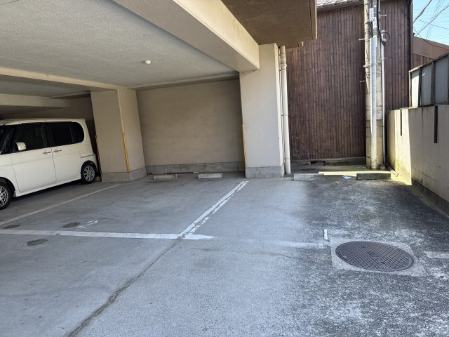 姫路市栗山町の賃貸マンションの駐車場