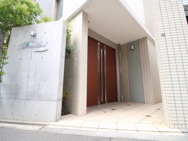 ペリドット長居公園のエントランス|建物の内部です