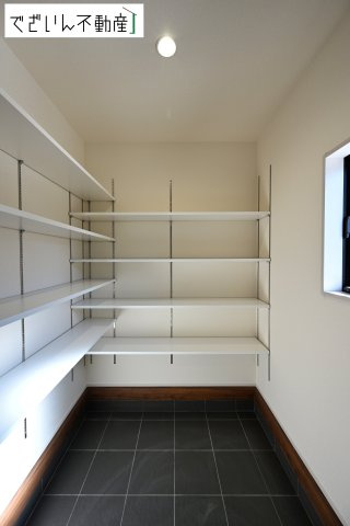 【玄関】 | Livele Garden.S深谷市上柴町西第3　新築住宅 | 大容量土間収納ー可動棚付でガーデニング用品などをはじめ、ゴルフバックやシーズンダイヤ、ベビーカーなど収納できます。
現地(2026年2月撮影)