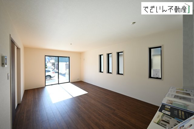 【居間・リビング】 | Livele Garden.S深谷市上柴町西第3　新築住宅 | 広がるやすらぎのプライベート空間。大きい窓から射しこむ眩い光が、広々としたリビング空間を鮮やかに映し出します。
現地(2026年2月撮影)