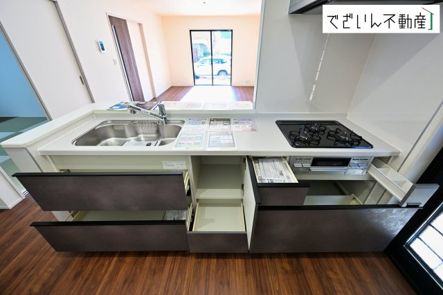 【キッチン】 | Livele Garden.S深谷市上柴町西第3　新築住宅 | ご家族みんなで調理ができる位のスペースを実現したキッチン空間となっております。みんなで作った料理を召し上がりながらの会話は、自然と笑いが絶えない空間がそこに広がります。
現地(2026年2月撮影)