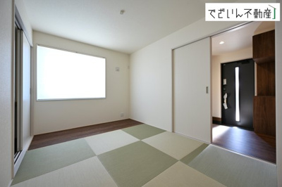 【和室】 | Livele Garden.S深谷市上柴町西第3　新築住宅 | 時にはリビングのフローリングやソファではなく、ゆったりと畳の上で過ごしたいものです。陽光が照らし出す畳が美しい和室です。
現地(2026年2月撮影)
