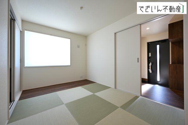 【和室】 | Livele Garden.S深谷市上柴町西第3　新築住宅 | 時にはリビングのフローリングやソファではなく、ゆったりと畳の上で過ごしたいものです。陽光が照らし出す畳が美しい和室です。
現地(2026年2月撮影)