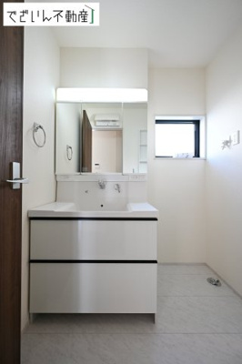 【独立洗面台】 | Livele Garden.S深谷市上柴町西第3　新築住宅 | 大きな洗面台は、身だしなみチェックや歯磨きなど、朝の慌ただしい時間でも余裕とゆとりを感じて頂けます。
現地(2026年2月撮影)