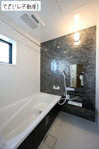 【浴室】 | Livele Garden.S深谷市上柴町西第3　新築住宅 | 上質が感じられるカラーリングで、清潔な空間美を実現。一日の疲れが癒される優雅なバスタイムを堪能できるゆとりあるバスルームです。
現地(2026年2月撮影)